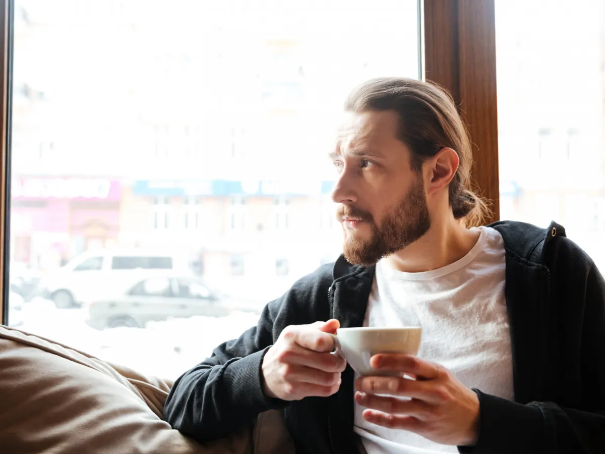 Bărbat care bea cafea - Foto: Freepik (Imagine cu rol ilustrativ)