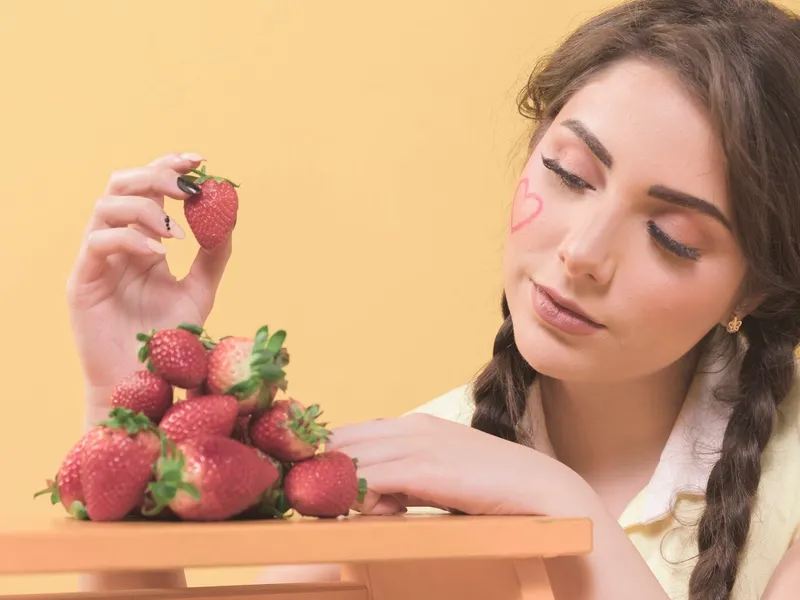 Alimentul dulce  care te ajută să slăbești și scade glicemia. Îl mănânci vara cu gingiile - Foto: Freepik (imagine cu rol ilustrativ)