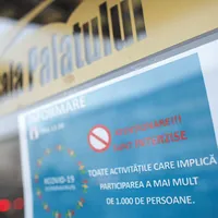 Degeaba se închid școlile, dacă tinerii se aglomerează în cafenele, baruri sau mall-uri - Foto: INQUAM PHOTOS/ Octav Ganea