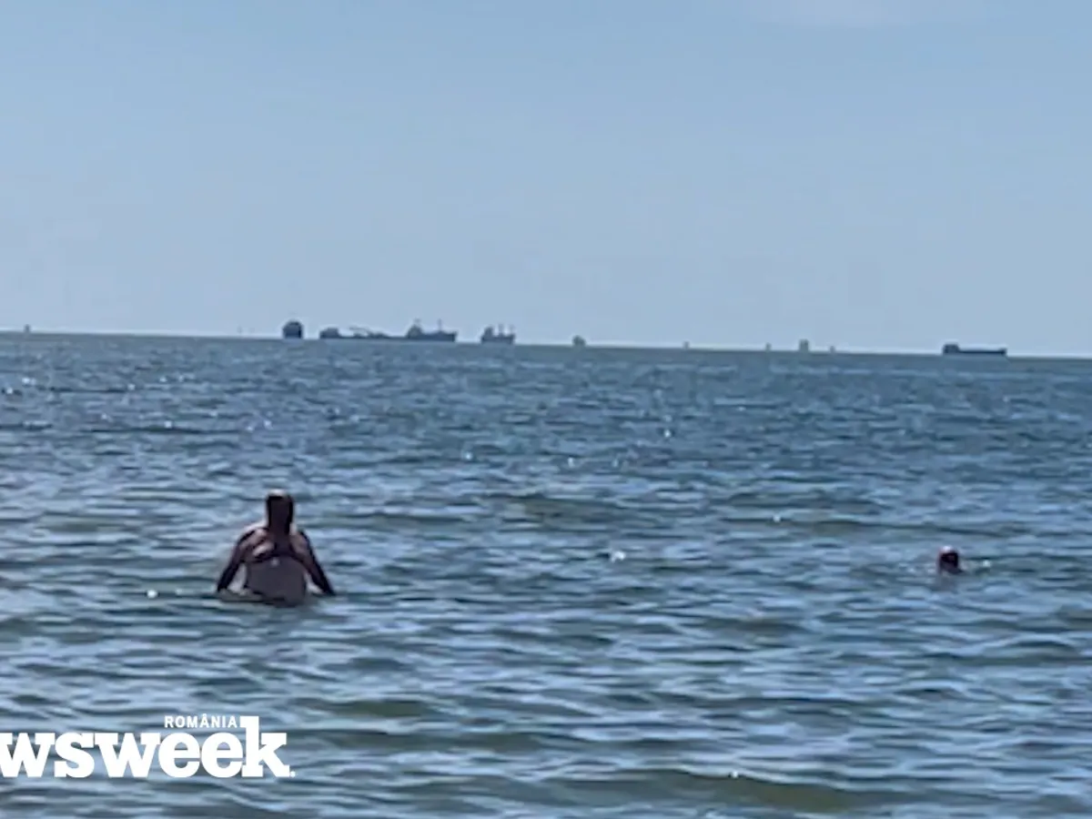 VIDEO EXCLUSIV Zeci de vapoare așteaptă, zilnic, să intre în Sulina. Turiștii au auzit explozii / Newsweek România