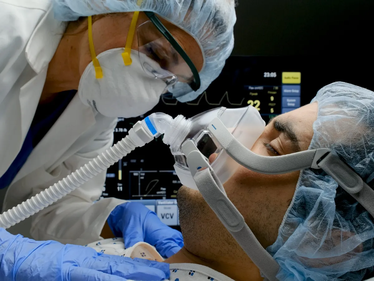 EMA evaluează un medicament împotriva artritei pentru tratarea pacienţilor COVID-19 cu pneumonie. / Foto: clinicalomics.com