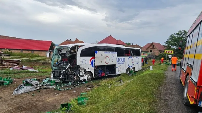 Plan Roșu de intervenție, pe DN1. Un autocar plin cu pasageri s-a ciocnit cu un TIR - Foto: ISU Sibiu