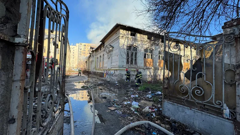 Incendiu la o clădire a Liceului „Timpuri Noi”. 500 de metri pătrați sunt afectați - Foto: IGSU