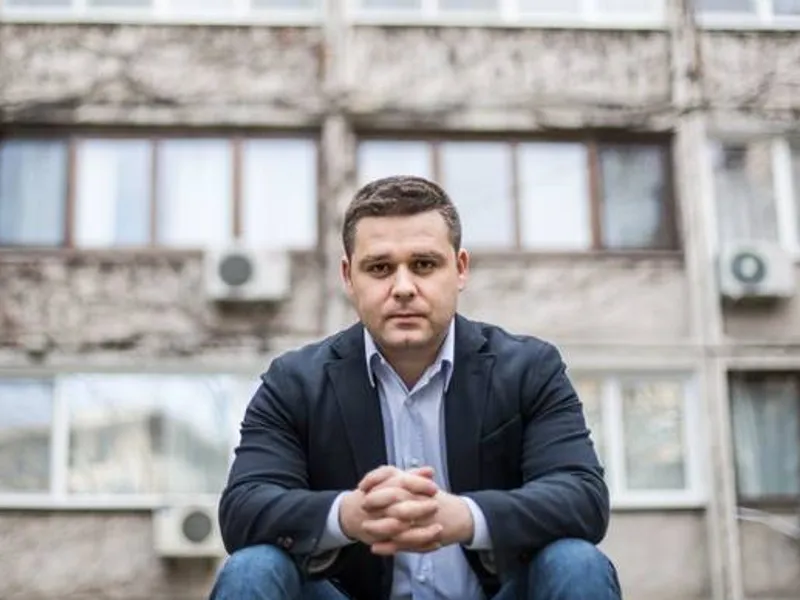 Primarul Ciprian Ciucu vrea să contracteze un împrumut de la Banca Europeană de Investiţii (BEI) de până la circa 21 de milioane de euro pentru reabilitarea termică a 85 de blocuri. / Foto: rfi.ro