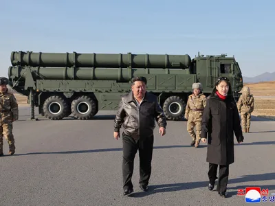 Kim Jong-un si un lansator mobil de rachete - Foto: Profimedia Images (Imagine cu rol ilustrativ)