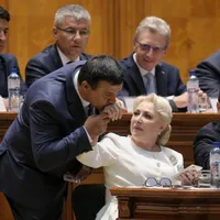 Acces de cavalerism al lui Niculae Bădălău, surprins sărutându-i mâna Vioricăi Dăncilă, șefa PSD și a Guvernului. Sursa foto: Inquam Photos - George Călin