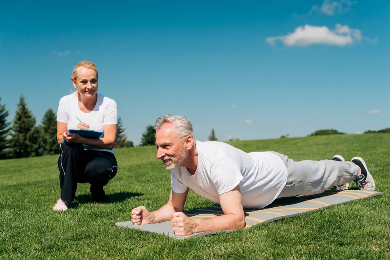 Pensionari &icirc;n parc - Foto: Freepik