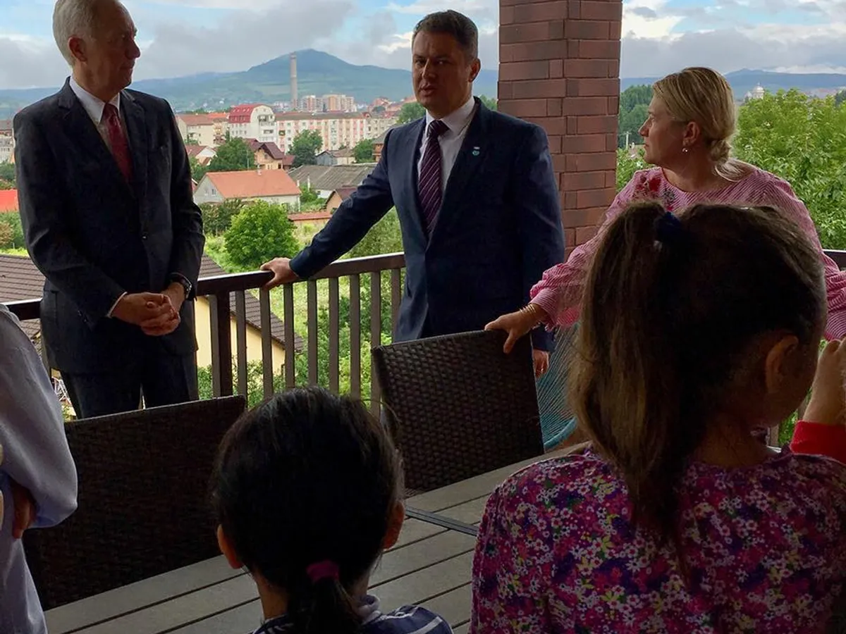 Ștefan Dărăbuș, președintele HHC, alături de ambasadorul american Hans Klemm, într-o vizită în Bistrița, la casele de tip familial. FOTO: Facebook HHC
