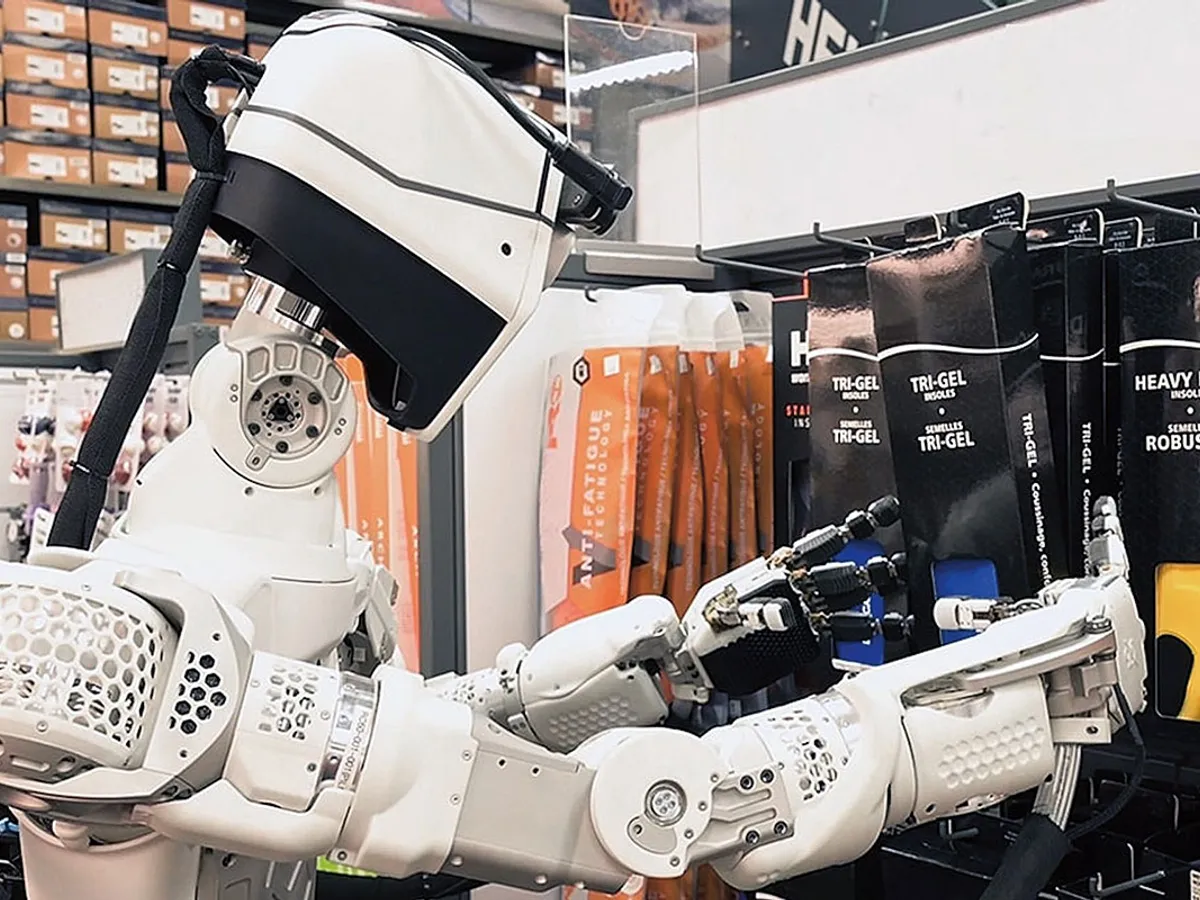 Roboți umanoizi Sanctuary Phoenix, care învață task-uri în 24de ore, la Magna