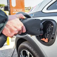 România curentată: 12.883 de mașini electrice „se bat” pe 2.086 de stații publice de încărcare. / Foto: jdpower.com
