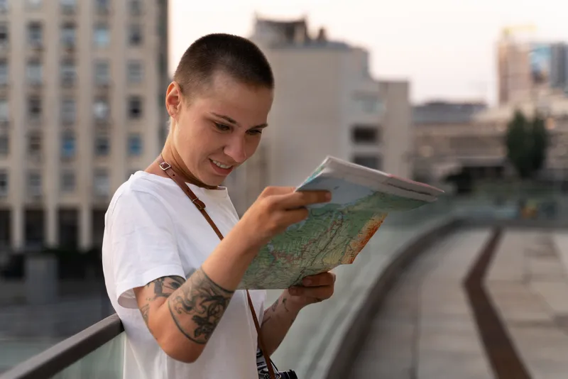 Femeie care se uită pe harta României - Foto: Freepik (rol ilustrativ)