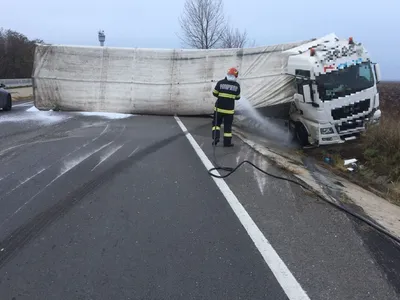 FOTO Trafic blocat pe DN 5 ce un TIR încărcat cu îngrăşământ s-a răsturnat. Când se reia circulația? - FOTO: Centrul Info Trafic