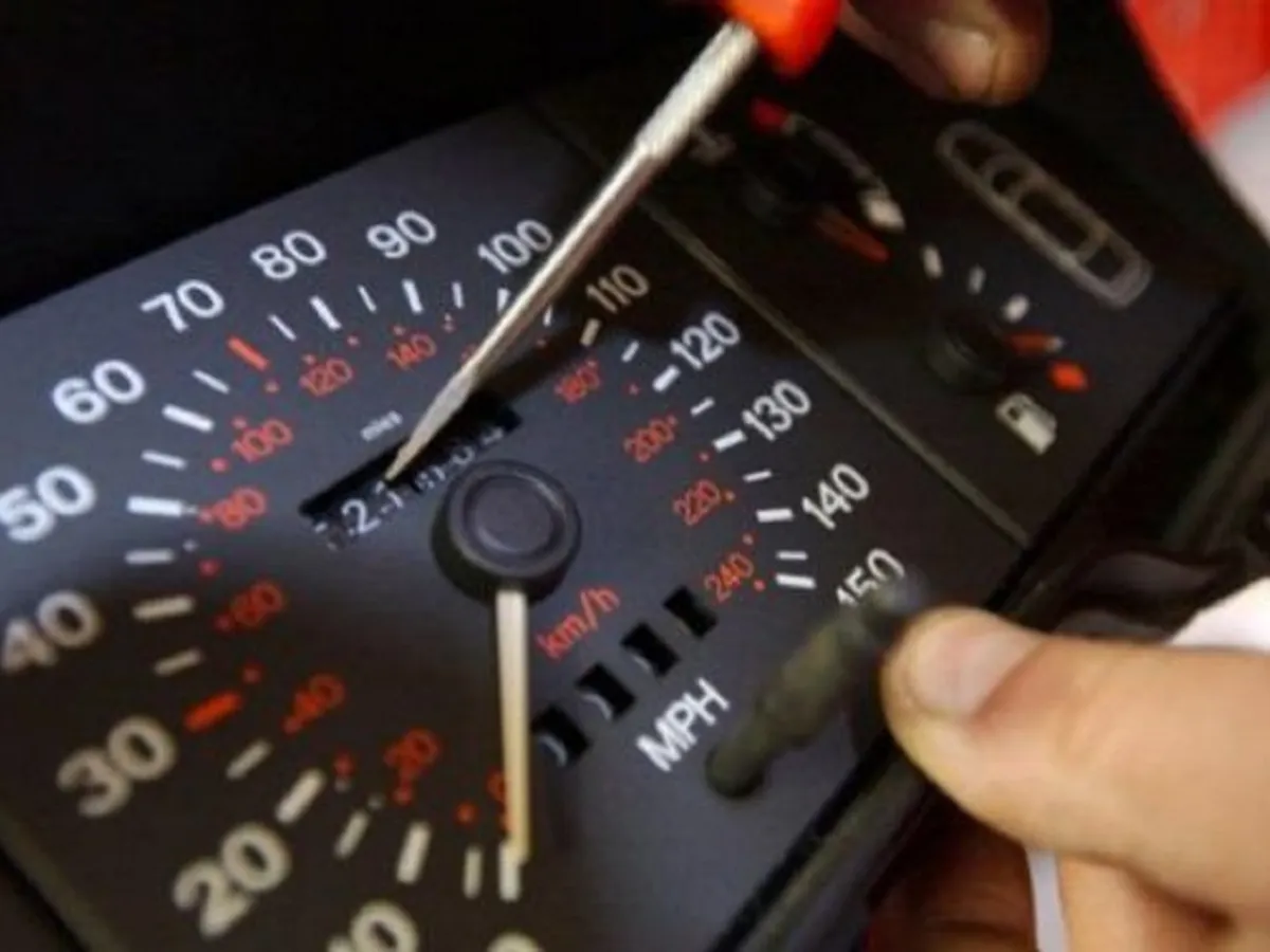 Oferta de mașini de la samsari: Mercedes cu 22 de proprietari, Fordul cu 327.000 km șterși din bord