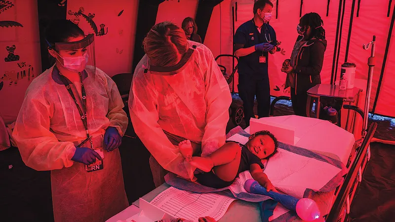 MĂSURI DE PANDEMIE Examinând un pacient de 14 luni, într-un cort de pediatrie amenajat în afara Centrului Medical Boston, în aprilie 2020