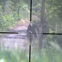 VIDEO „Pădurea are ochi”. Un lunetist ucrainean a luat la țintă un grup de militari ruși/FOTO: Twitter/Canadian Ukrainian Volunteer