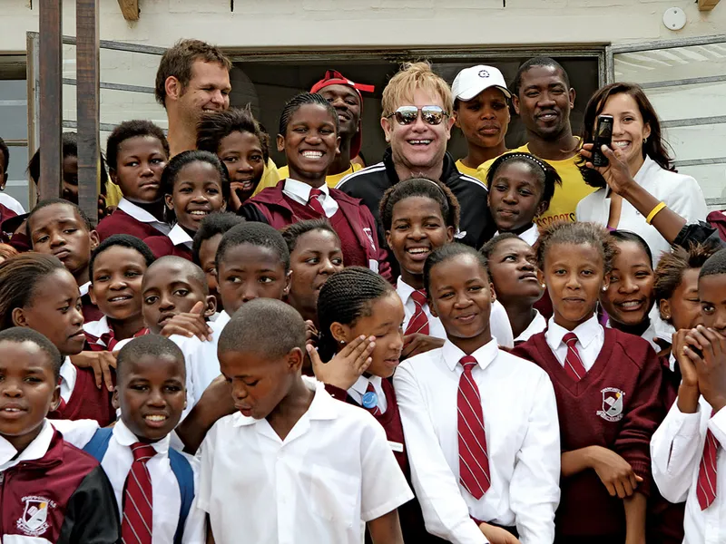 CURAJ Elton John vizitează Grassroot Soccer în Cape Town, Africa de Sud, în 2010. Fundația sa SIDA lucrează adesea cu grupuri marginalizate în țări și contexte dificile.