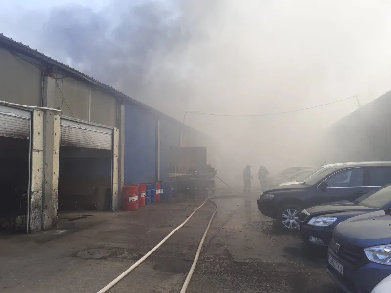 Incendiu la un service auto Foto: ISU București-Ilfov