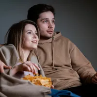 De ce ne face plăcere să revedem serialul preferat în loc să urmărim ceva nou? Psihologii explică - Foto: Freepik (Imagine cu rol ilustrativ)
