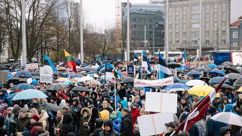Mii de persoane au ieșit în stradă în Estonia împotriva reglementărilor anti-COVID-19. / Foto: news.err.ee