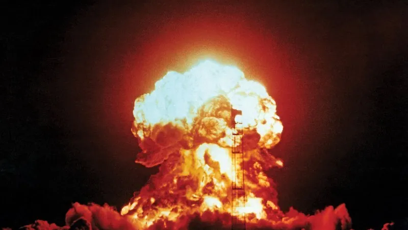 DEȘERTUL ÎNFLOREȘTE Imagine a exploziei nucleare cu numele de cod Badger, în zona de testare Nevada, în aprilie 1953, aproape la o decadă după testul Trinity