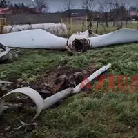 Elicea și rotorul unei eoliene au căzut în curtea unui cămin de bătrâni din Poarta Albă Foto: Ziua de Constanța