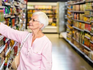 Pensionară cheltuindu-și pensia în supermarket - Foto: Freepik