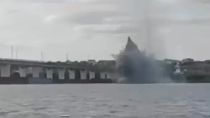 Podul Antonosvki lovit cu HIMARS de către ucraineni - Foto: Captură Twitter