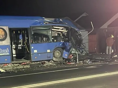 Un autobuz a „secerat” un stâlp, 2 pasageri la spital - Foto: News.ro