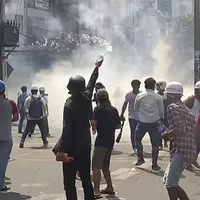 Poliţia din Myanmar a tras duminică în protestatarii împotriva puciului militar din 1 februarie. / Foto: perthnow.com.au