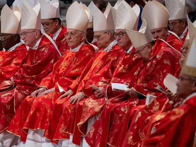 Într-un ritual care datează din epoca medievală, cardinalii intră în Capela Sixtină pentru vot Foto: Massimo Valicchia/NurPhoto/Shutt / Shutterstock Editorial / Profimedia