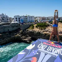 Doi români, în „Top 8”, în campionatul mondial de sărituri în apă, de la 27 de metri, de pe stânci - Foto: Red Bull