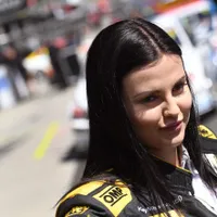O cunoscută femeie-pilot s-a lăsat de curse. E în Pole Position pe site-urile pentru bărbați. - Foto: Profimedia Images