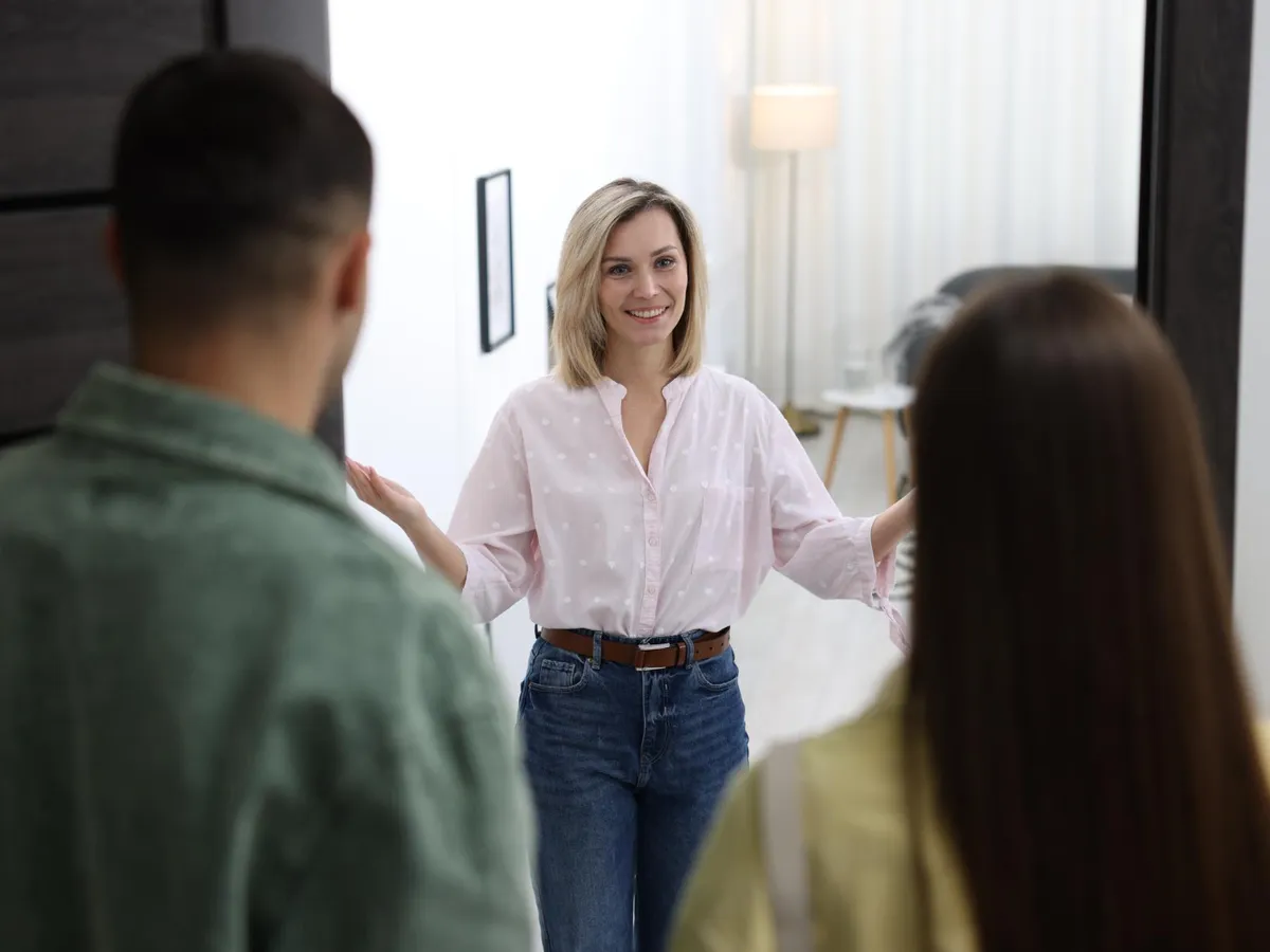 Femeie care primește musafiri în apartament - Foto: Freepik (Imagine cu rol ilustrativ)