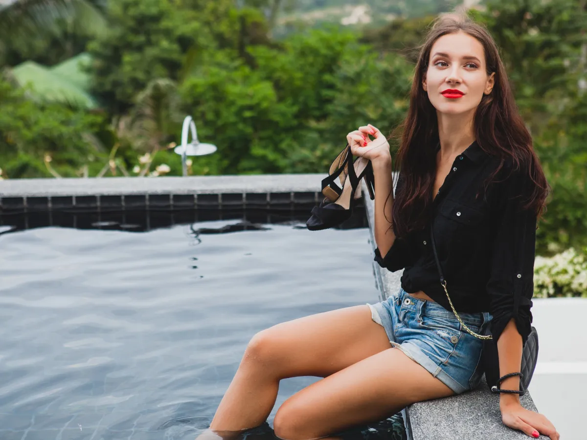 Căldură mare, fete la piscină - Foto: Freepik