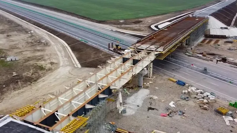 A7, lotul de 1.250.000.000 lei: 5.000 găuri cu bormașina, soluția pentru sudurile proaste la un pod - Foto: Facebook / Asociația Pro Infrastructură
