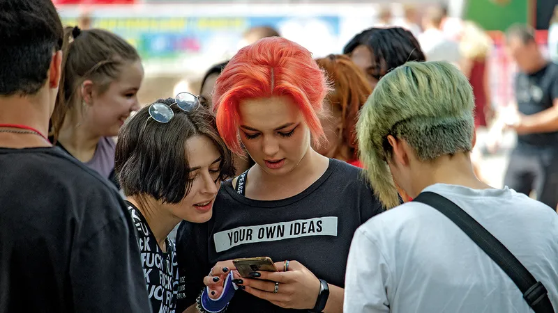 GENERAȚIA DIGITALĂ Crescută în fața ecranelor, Generația Z se bucură acum de nostalgia Y2K, readucând la viață moda, tehnologia și cultura pe care abia le-a cunoscut