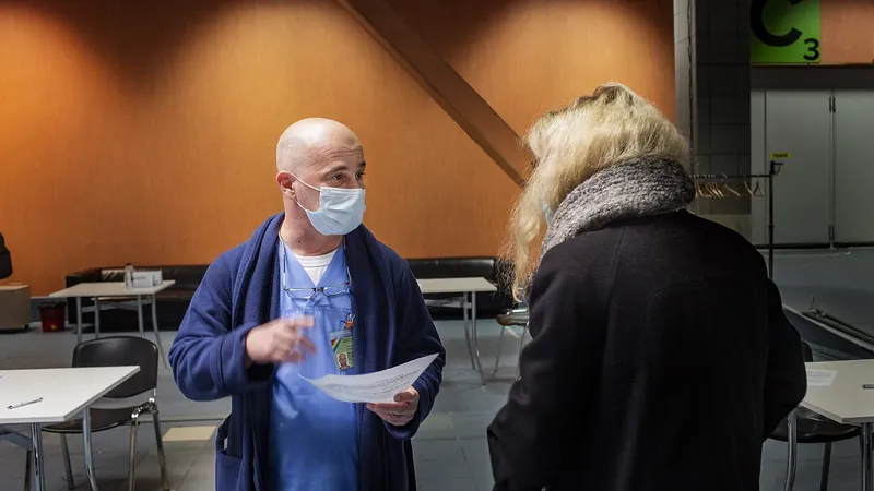Medicul Cătălin Popescu îndrumă o persoană care a venit să se vaccineze Foto: Mugur Vărzariu