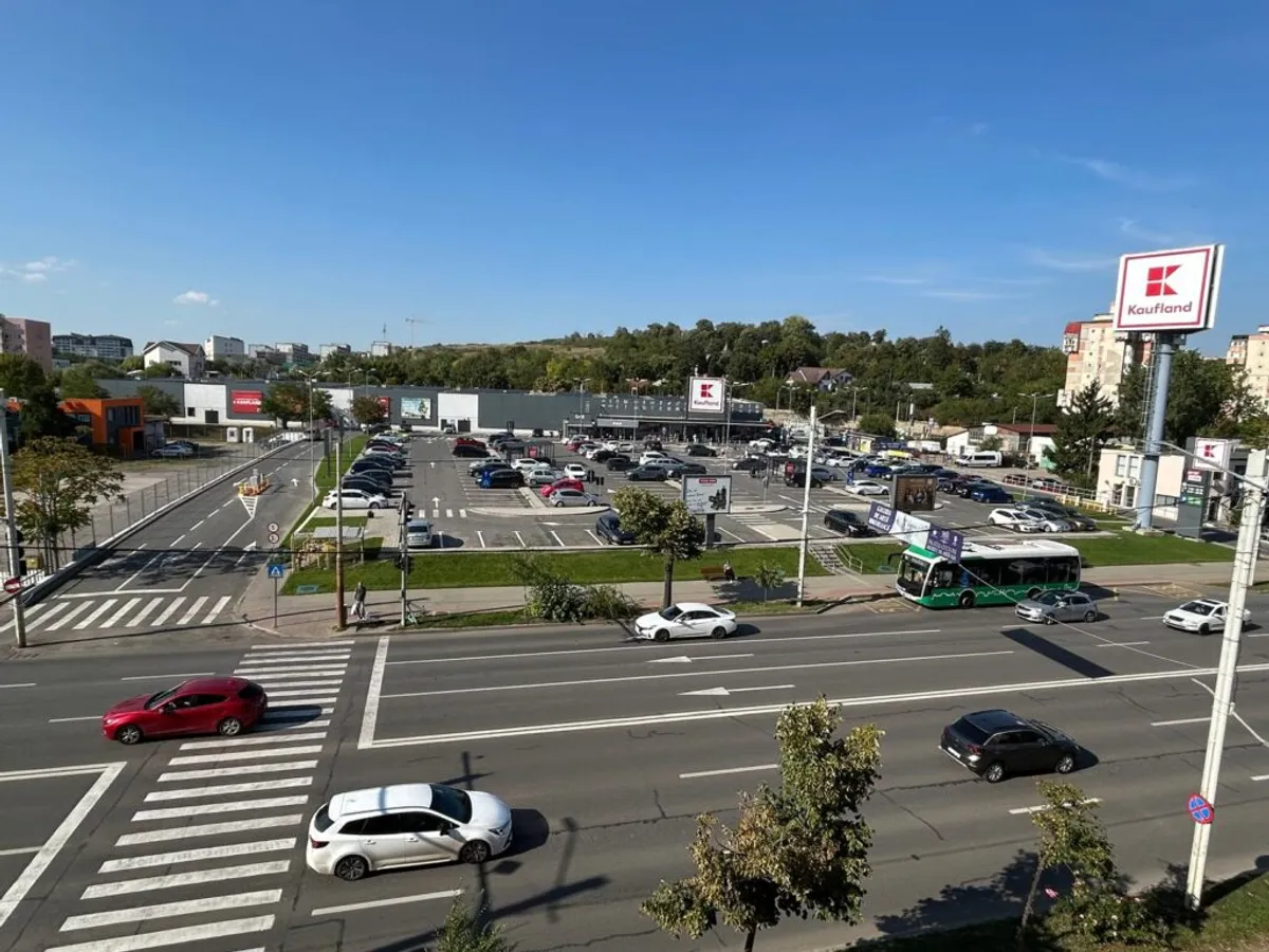 Se pun bariere de acces la parcarea centrului comercial de pe Bulevardul Chimiei. Care e scopul?