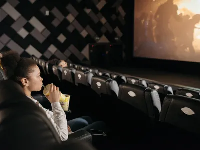Tînără spectatore în cinematograf - Foto: Pexels (cu rol ilustrativ)