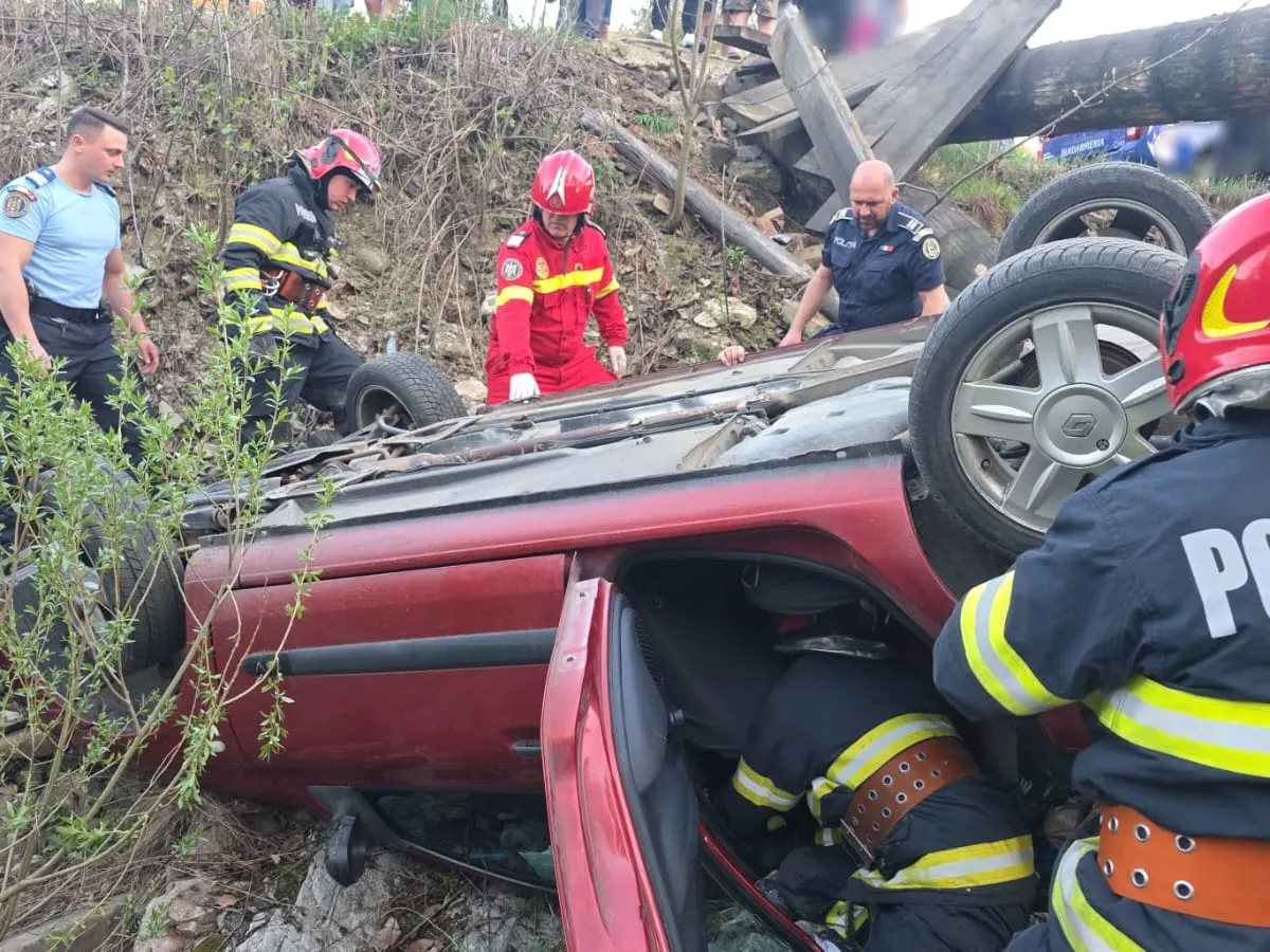 Un podeț din lemn peste râul Sucevița s-a prăbușit. Doi medici au ajuns la spital Foto: ISU Suceava