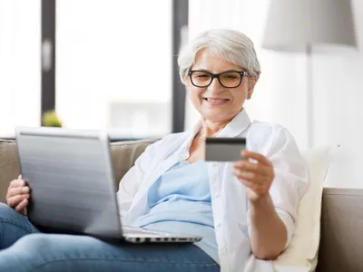 Pensionar cu cardul de pensii în mână - Foto: Freepik