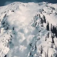 Avalanșele se pot declanșa din cauza căderilor masive de zăpadă- Foto: freerider.ro