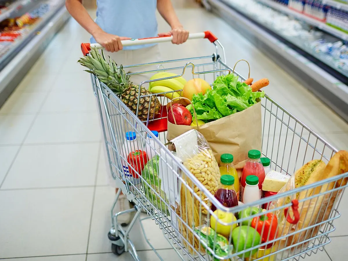 Marile transnaţionale care pot să vină în locul Carrefour. Când vine câinele la măcelărie?