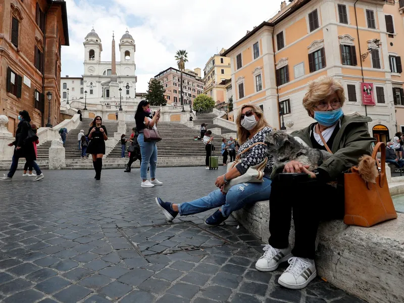 Oameni pe stradă în Italia/FOTO: Reuters