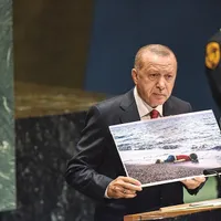 ȘANTAJ  EMOȚIONAL  Recep Tayyip Erdoğan (foto sus) a mers la ONU cu fotografia copilului de imigranți, care s-a înecat în  Marea Mediterană - Foto: Getty Images