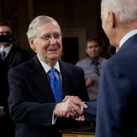 Mitch McConnell și Joe Biden / Foto: bloomberg.com