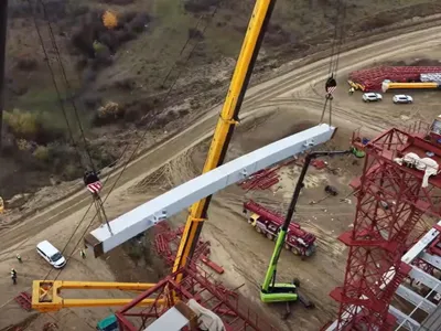 Imagini spectaculoase de pe Autostrada A13: Montarea unui pod în arc - Foto: captură video