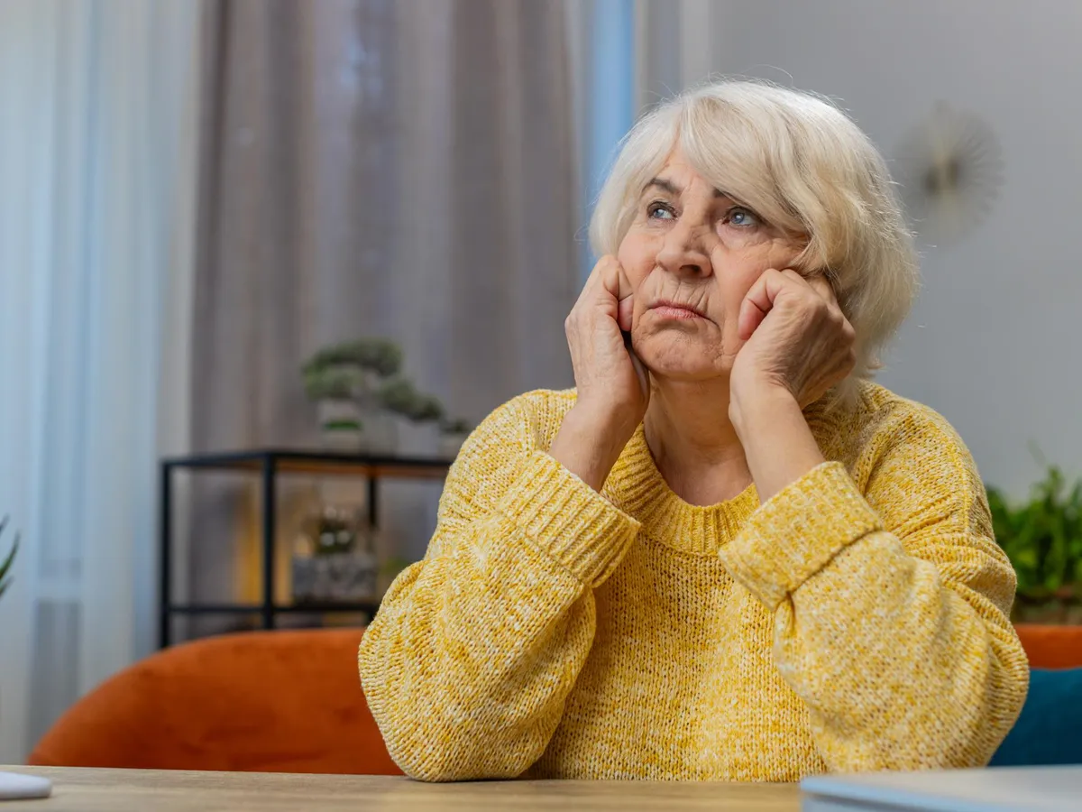 Pensionară, îngrijorată la pensie - Foto: Freepik