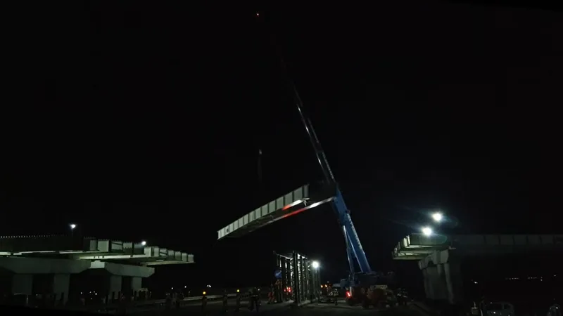 Cum sunt montate primele grinzi ale pasajului Centurii București A0 Sud peste A2. / Foto: captură video