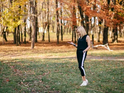 femeie în parc toamna - Foto: Magnific (rol ilustrativ)